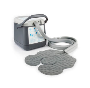 A medical device with a control unit and electrode pads for therapy.